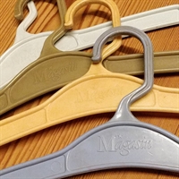 hvid-gul-army-lyseblå-plastik-boejle-retro-fra-Magasin.